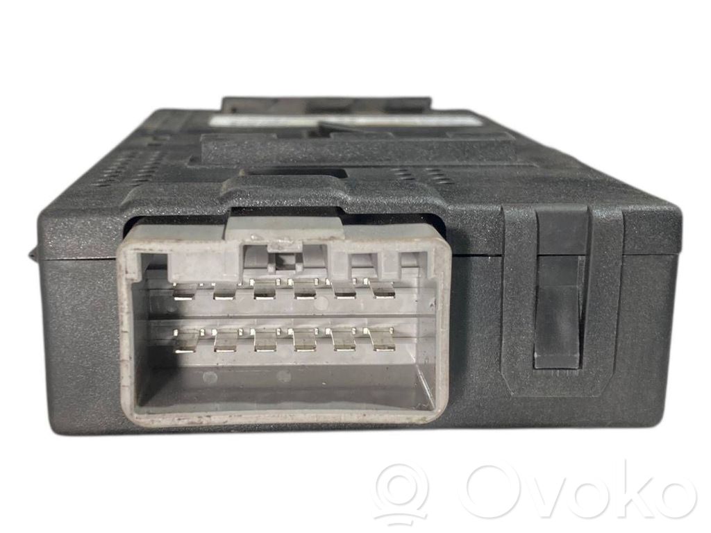 Piekabes āķa vadības bloks