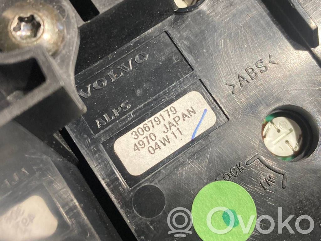 Radio / CD/DVD atskaņotājs / navigācija