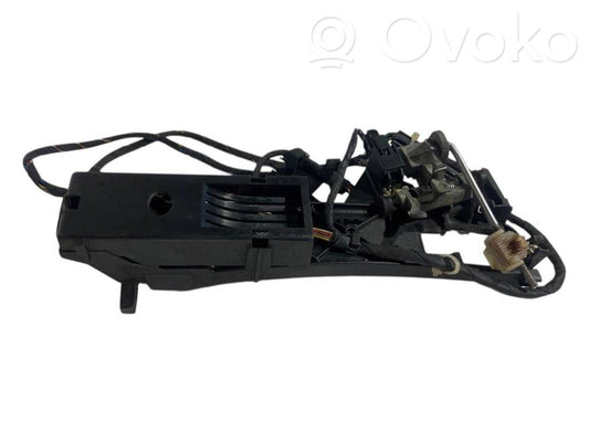 Priekšpusē turētājs / kronšteins ārējam atvēršanas rokturim