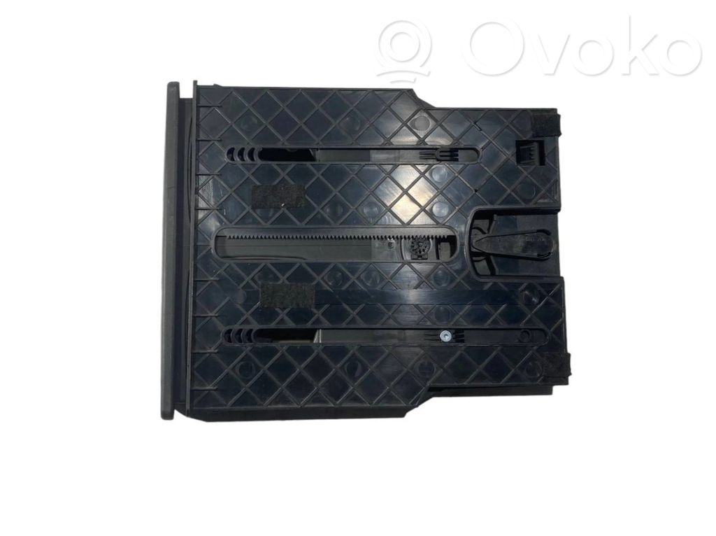 Glāžu turētājs (aizmugurē)