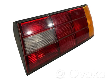 Aizmugurējais lukturis virsbūvē