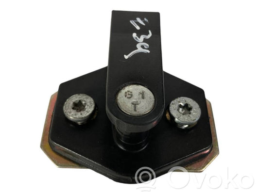 Aizmugurē slēdzenes cilpa