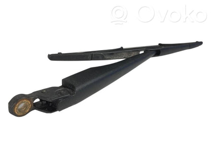 Aizmugurējā loga tīrītāja kājiņa