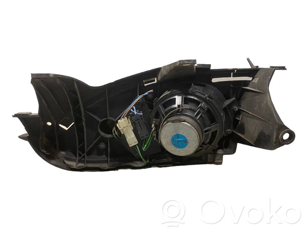 Skaļrunis (-i) aizmugurējā palodzē