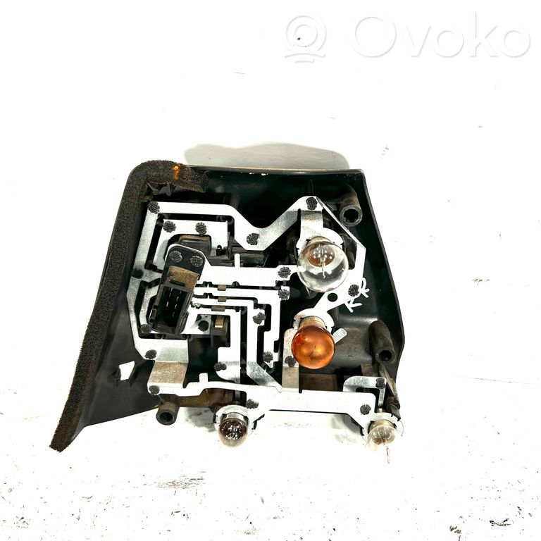 Aizmugures spuldzes vāka turētājs