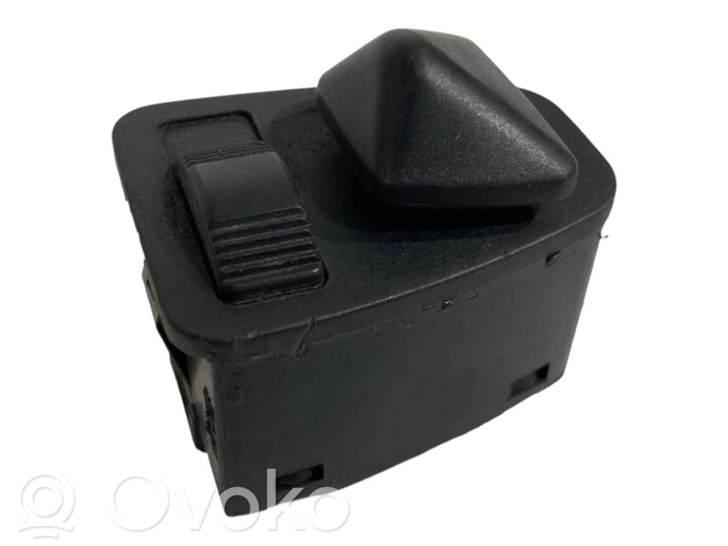 Sānu spoguļu slēdzis