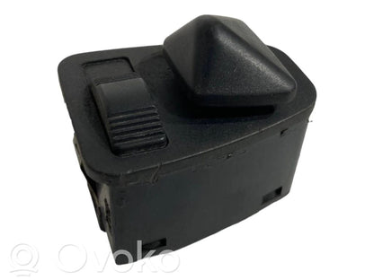 Sānu spoguļu slēdzis