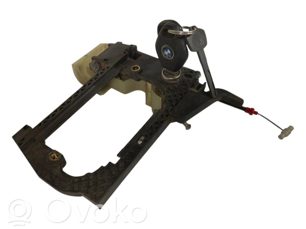 Priekšpusē turētājs / kronšteins ārējam atvēršanas rokturim