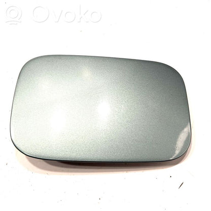 Dekoratīvā apdare pie degvielas tvertnes vāciņa