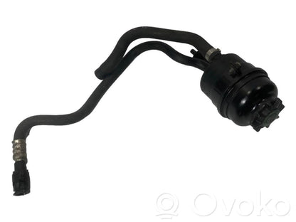 Stūres pastiprinātāja šķidruma tvertne