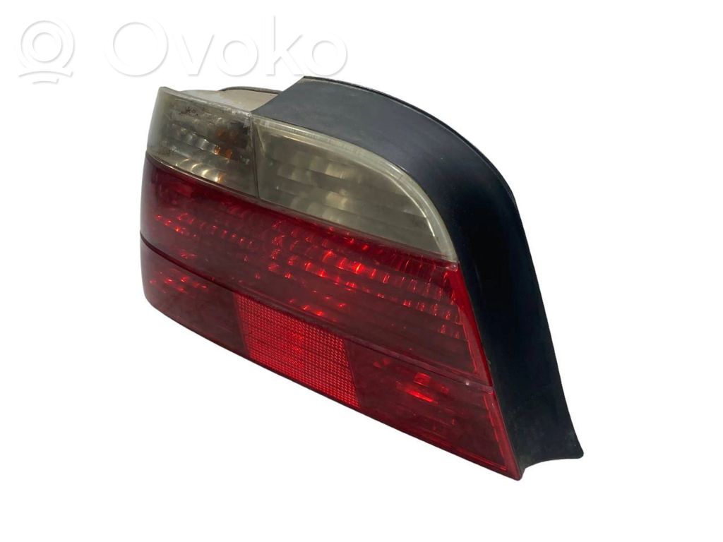 Aizmugurējais lukturis virsbūvē