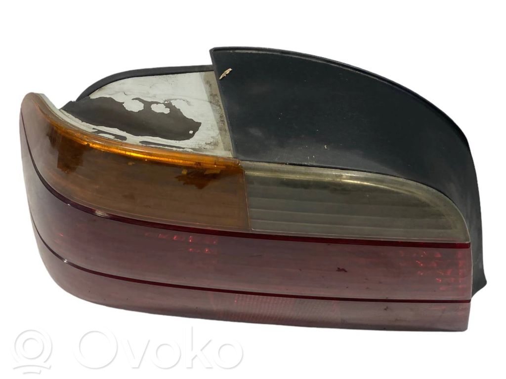 Задний фонарь в кузове