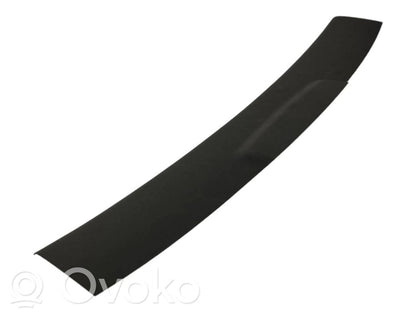 Augšējā dekoratīvā apdare (pie loga)