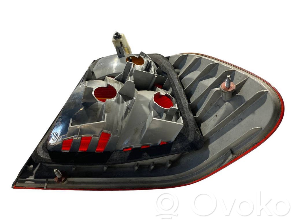 Aizmugurējais lukturis virsbūvē