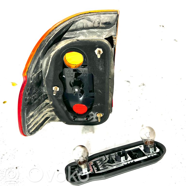 Aizmugurējais lukturis virsbūvē