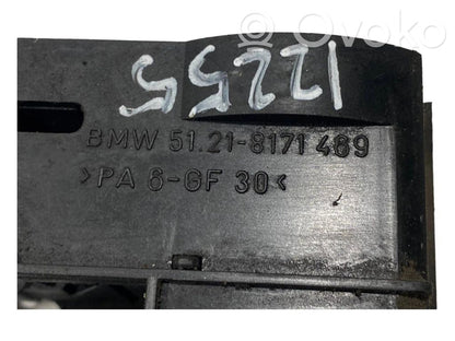 Priekšpusē turētājs / kronšteins ārējam atvēršanas rokturim