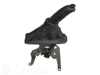 Rokas bremzes mehānisms (salonā)