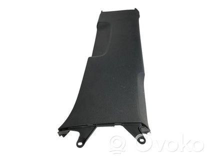 (B) statņa dekoratīvā apdare (apakšdaļa)