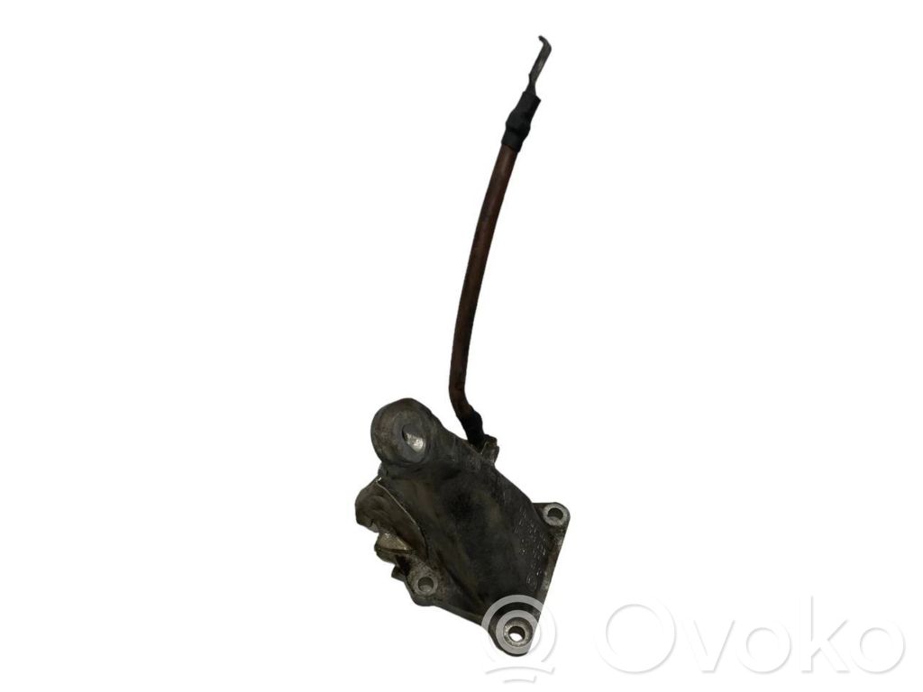 Engine mounting bracket