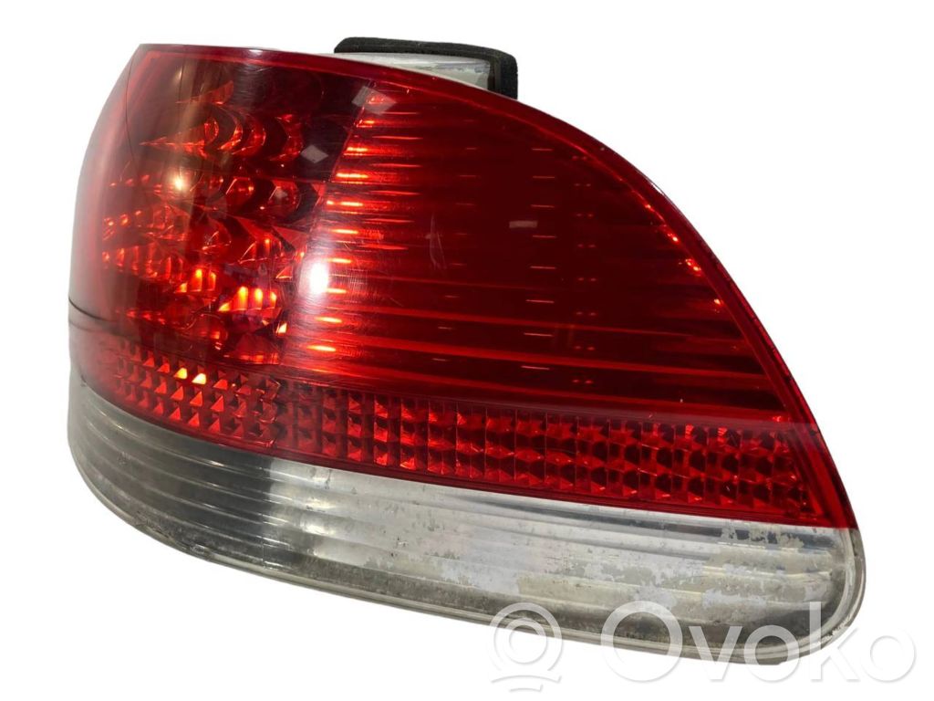 Aizmugurējais lukturis virsbūvē