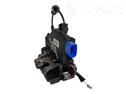 Priekšpusē slēdzene