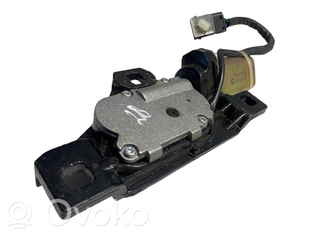 Aizmugurējā pārsega pievilcējs