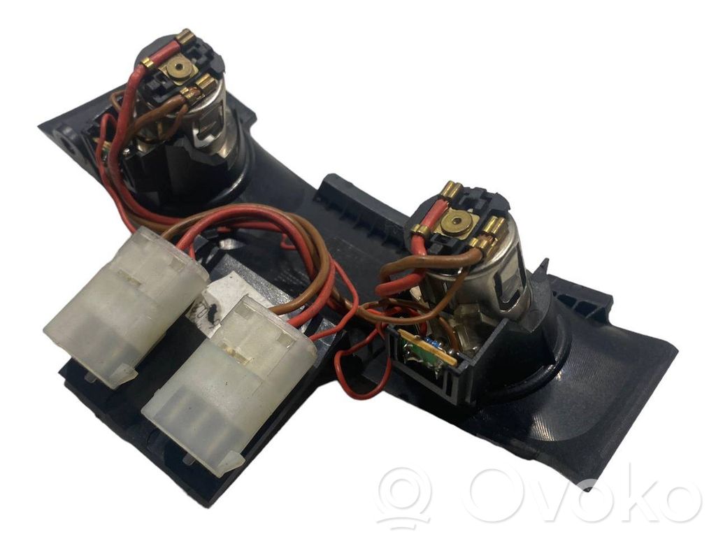 Cigarešu aizdedzināmais aizmugurē