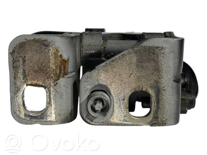 Aizmugurē apakšējā vira (eņģe)