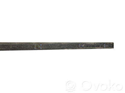Priekšpusē durvju dekoratīvā apdare (moldings)