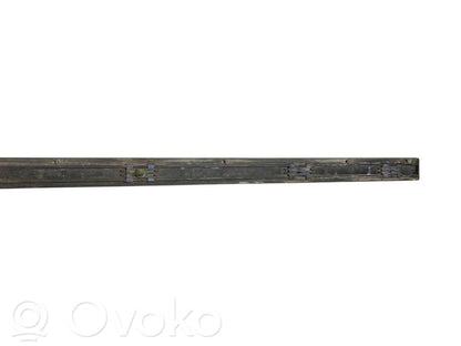 Priekšpusē durvju dekoratīvā apdare (moldings)