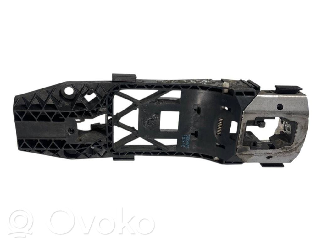 Priekšpusē turētājs / kronšteins ārējam atvēršanas rokturim