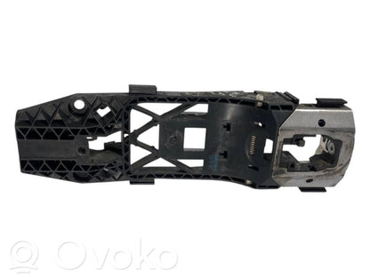 Priekšpusē turētājs / kronšteins ārējam atvēršanas rokturim