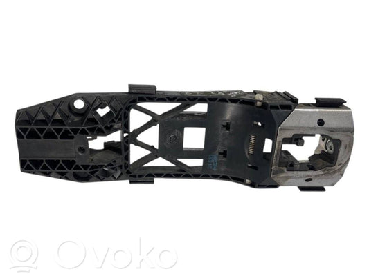 Priekšpusē turētājs / kronšteins ārējam atvēršanas rokturim