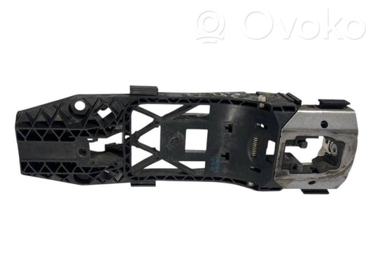 Priekšpusē turētājs / kronšteins ārējam atvēršanas rokturim