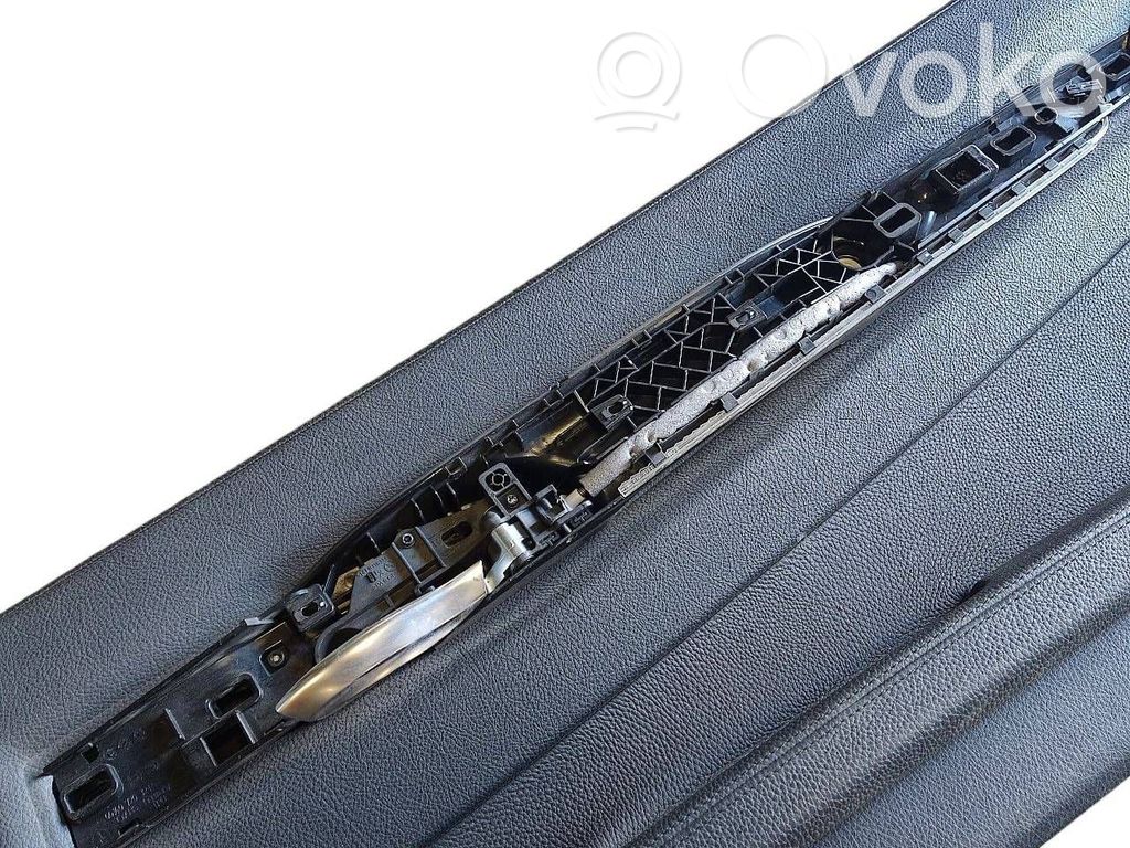 Apšuvums aizmugurējām durvīm