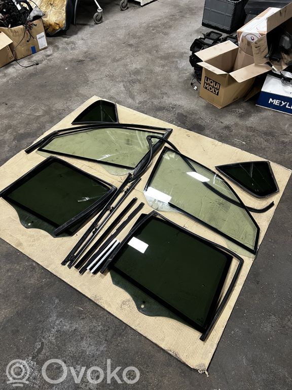 priekšējo durvju stikls (četrdurvju mašīnai)