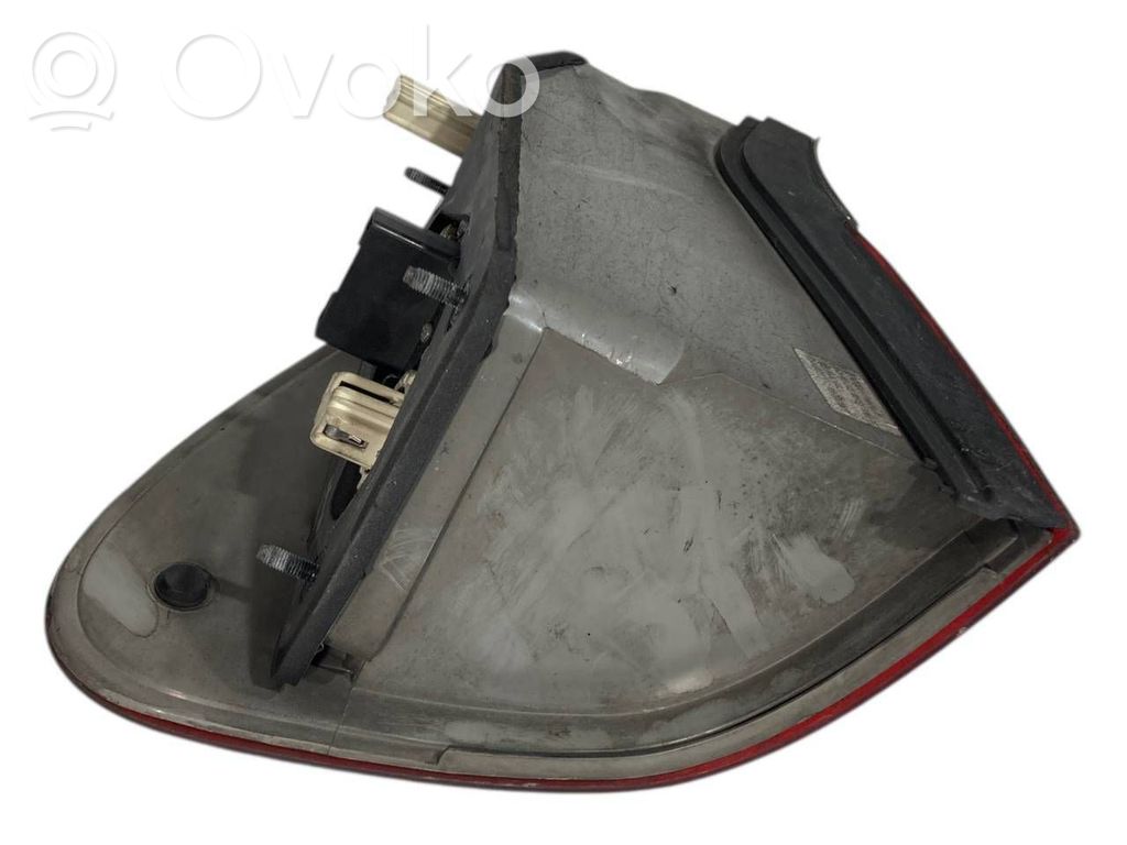 Задний фонарь в кузове