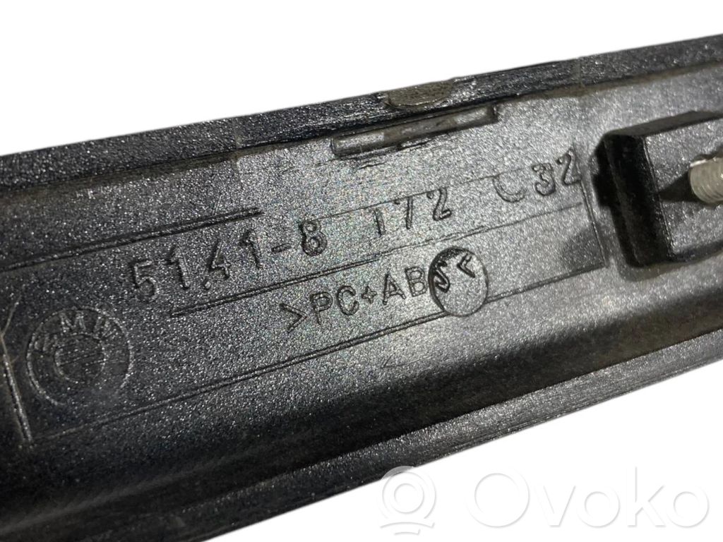 Priekšpusē dekoratīvās apdares lenta