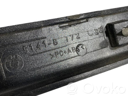 Priekšpusē dekoratīvās apdares lenta