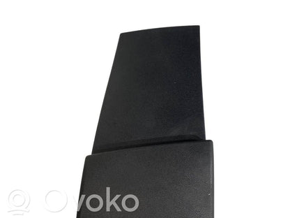 (B) statņa dekoratīvā apdare (apakšdaļa)