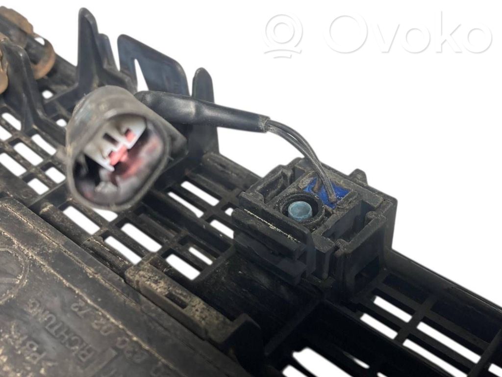 Dzinēja pārsega dekoratīvais režģis