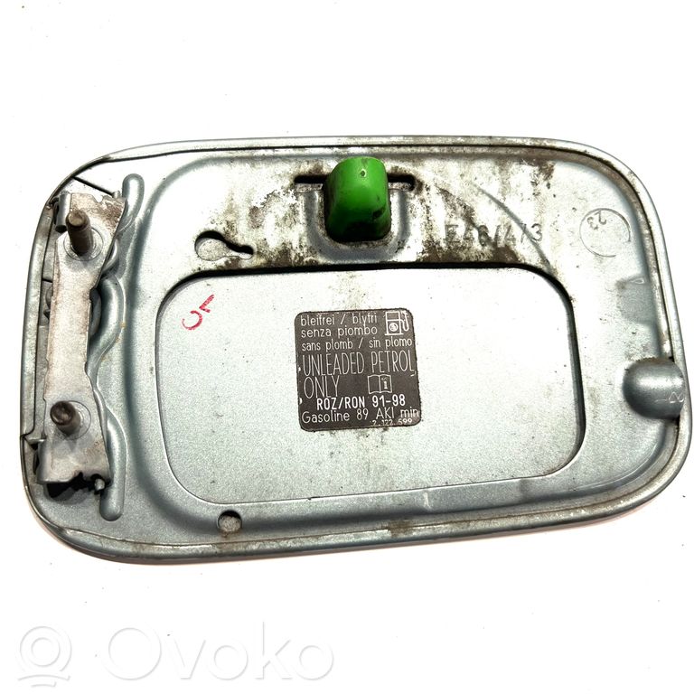 Dekoratīvā apdare pie degvielas tvertnes vāciņa