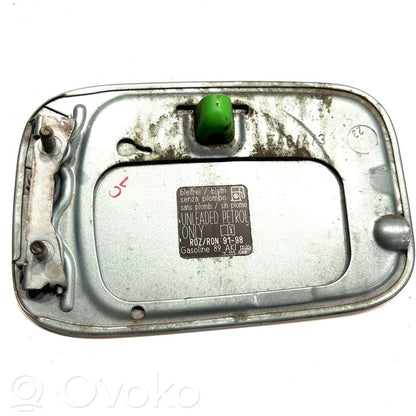 Dekoratīvā apdare pie degvielas tvertnes vāciņa