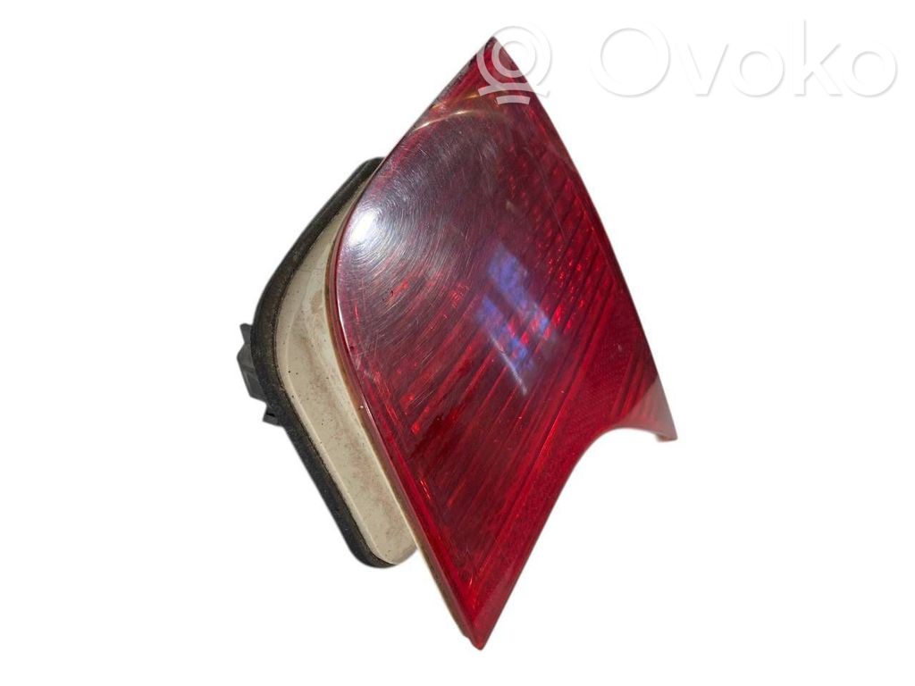 Aizmugurējais lukturis pārsegā