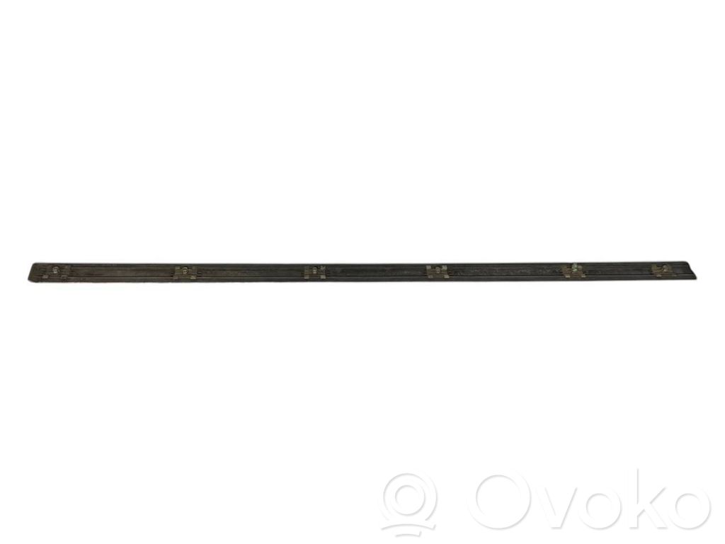 Priekšpusē durvju dekoratīvā apdare (moldings)