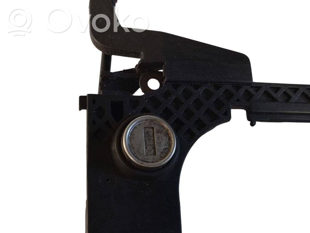 Priekšpusē turētājs / kronšteins ārējam atvēršanas rokturim