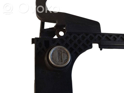 Priekšpusē turētājs / kronšteins ārējam atvēršanas rokturim