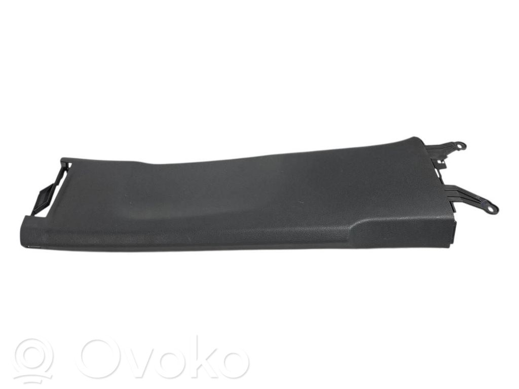 (B) statņa dekoratīvā apdare (apakšdaļa)