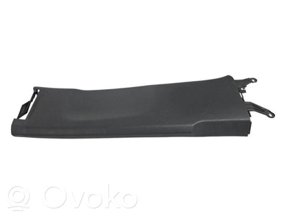 (B) statņa dekoratīvā apdare (apakšdaļa)