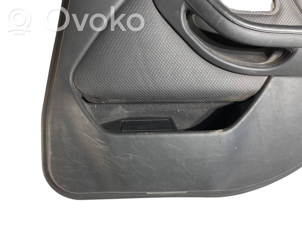 Apšuvums aizmugurējām durvīm